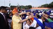 Independence Day पर बच्चों से PM Modi Car रोककर मिले, बच्चों ने उन्हें घेरा | वनइंडिया हिंदी