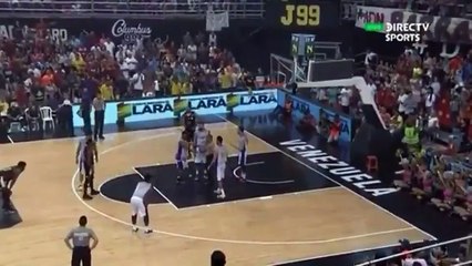 Au Venezuela, un basketteur pète un câble en finale