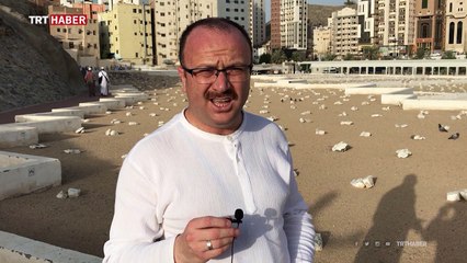 Hacı adayları Cennet-ül Mualla mezarlığını ziyaret edip dua ediyor