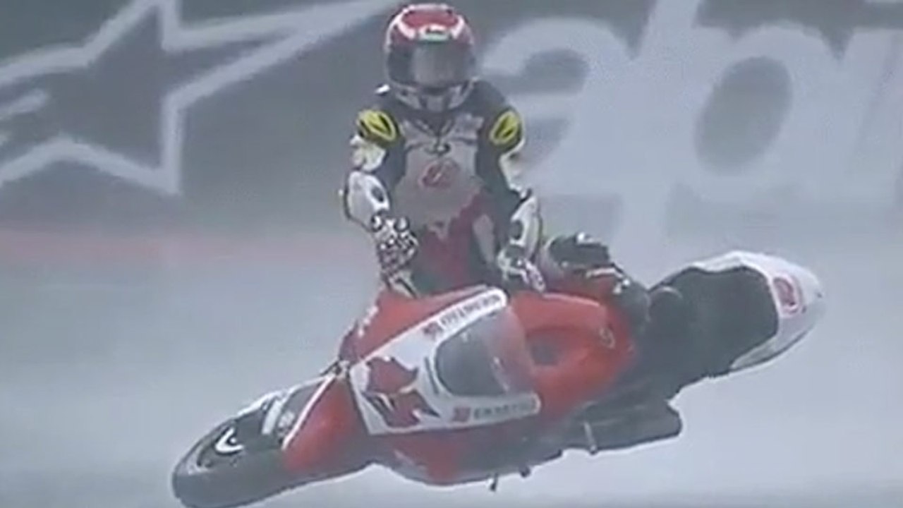 Un pilote surfait avec sa moto après avoir glissé