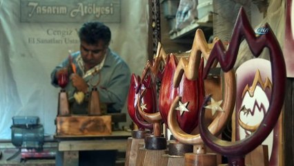 Atık tahta parçalarından 'Manisa Lalesi' yapıyor