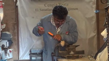 Atık Tahta Parçalarından 'Manisa Lalesi' Yapıyor