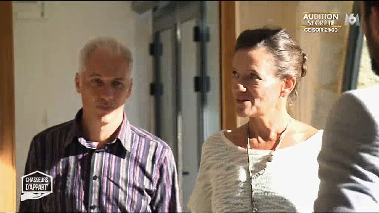 Douche froide pour un agent immobilier face à des clients qui restent muets pendant la visite - Regardez