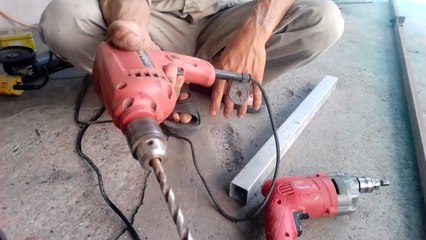 Cách khoan sắt đúng kỹ thuật bằng máy khoan cầm tay