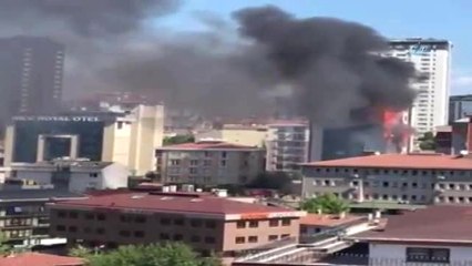 Ataşehir'de 9 Katlı İş Merkezinde Yangın