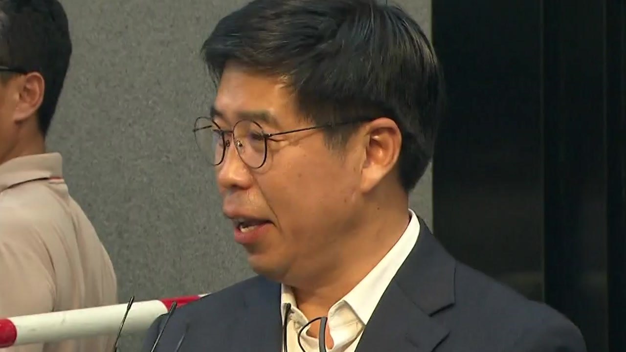 백원우 靑 비서관 특검 출석...8시간 만에 귀가 / YTN