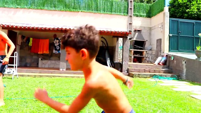 RETOS DE PISCINA CON MIS HERMANOS (DE 7 Y 10 AÑOS) CON SUELO RESBALADIZO !! Makiman