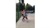 Un grand-père fait une feinte au basket