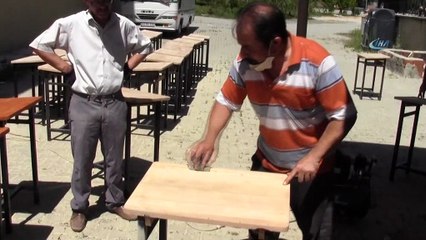 Fedakar okul idarecileri, eski sıraların bakım ve onarımını yapıyor