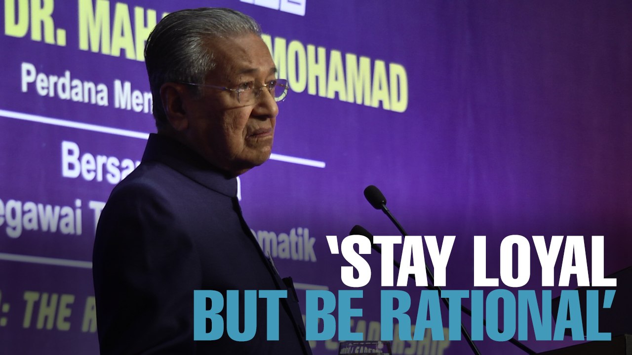 NEWS: Don’t be blindly loyal, Tun M tells gov’t officers
