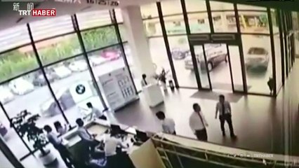 Gaz ve fren pedallarını karıştıran sürücü cam binaya girdi