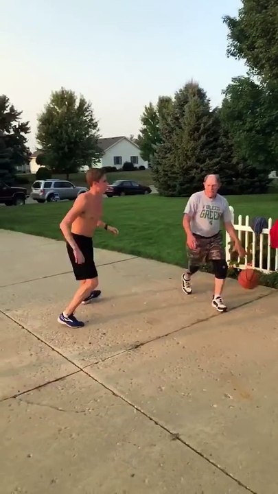 Un grand-père fait une feinte au basket