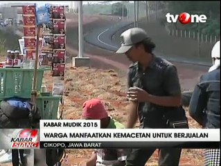Pedagang Dadakan Muncul di Kemacetan Gerbang Tol Cikopo