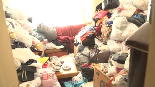 Yaşlı Kadının Evinden Kamyonlar Dolusu Çöp Çıktı... Çöplerin Yatalak Oğlunun Çeyizi Olduğunu Söyledi