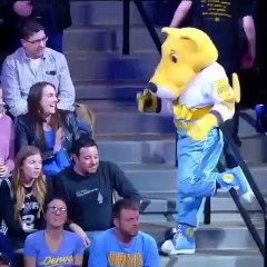 La technique de drague de cette mascotte n'est pas au point