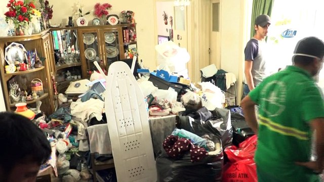 Yaşlı kadının evinden kamyonlar dolusu çöp çıktı... Çöplerin yatalak oğlunun çeyizi olduğunu söyledi