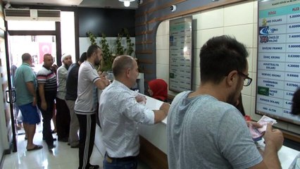 Dolar ve eurodaki düşüşe rağmen vatandaşlar dövizlerini bozdurma devam ediyor