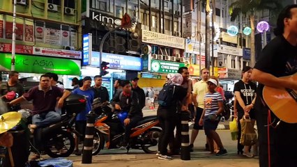 Sentuhan buskers malam ni sedap,lagu PERFECT  menusuk jiwa penonton