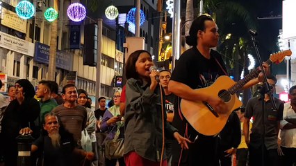 Suara makin seksi lagi power,menusuk jiwa kalau dengar ,hanya di sentuhan buskers-putus terpaksa - YouTube
