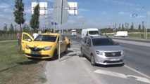 Ana Yolda Geri Manevra Yapan Taksiye Minibüs Çarptı: 1 Yaralı