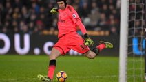 Cech is finding it difficult to adapt from 'old-school' style - Wright