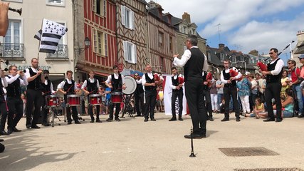 Fêtes d’Arvor, le bagad de Locminé prend possession de la place des Lices
