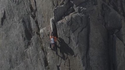 İsviçreli dağcı ekipmansız 4 bin 208 metrelik sarp kayalığa tırmandı