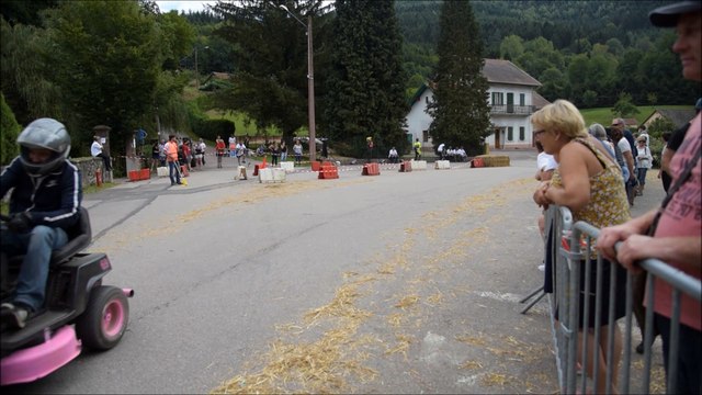 Course de tracteurs tondeuses à Moussey
