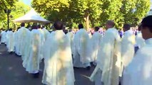 Des pèlerins catholiques célèbrent l'Assomption à Lourdes