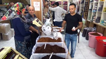 Esnaf, dolar bozdurana Türk kahvesi dağıtıyor