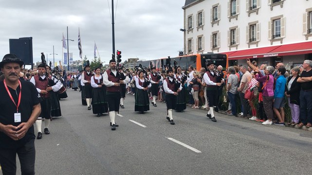 Le défilé inaugural donne le ton au festival des Filets bleus