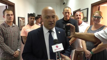 Të rinj nga Fort Dodge të Iowas takohen me kryetarin Gjini