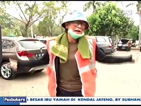 Luna Maya 'Alih Profesi' Jadi Tukang Parkir