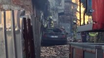 Fatih'te Yanan Metruk Binanın Duvarı Aracın Üzerine Böyle Çöktü