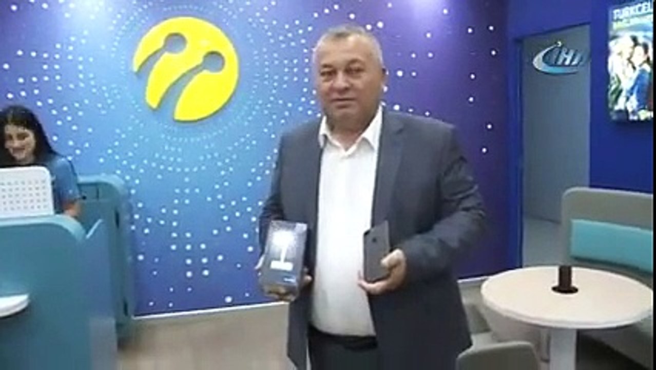 MHP'li vekil iPhone'unu parçaladı