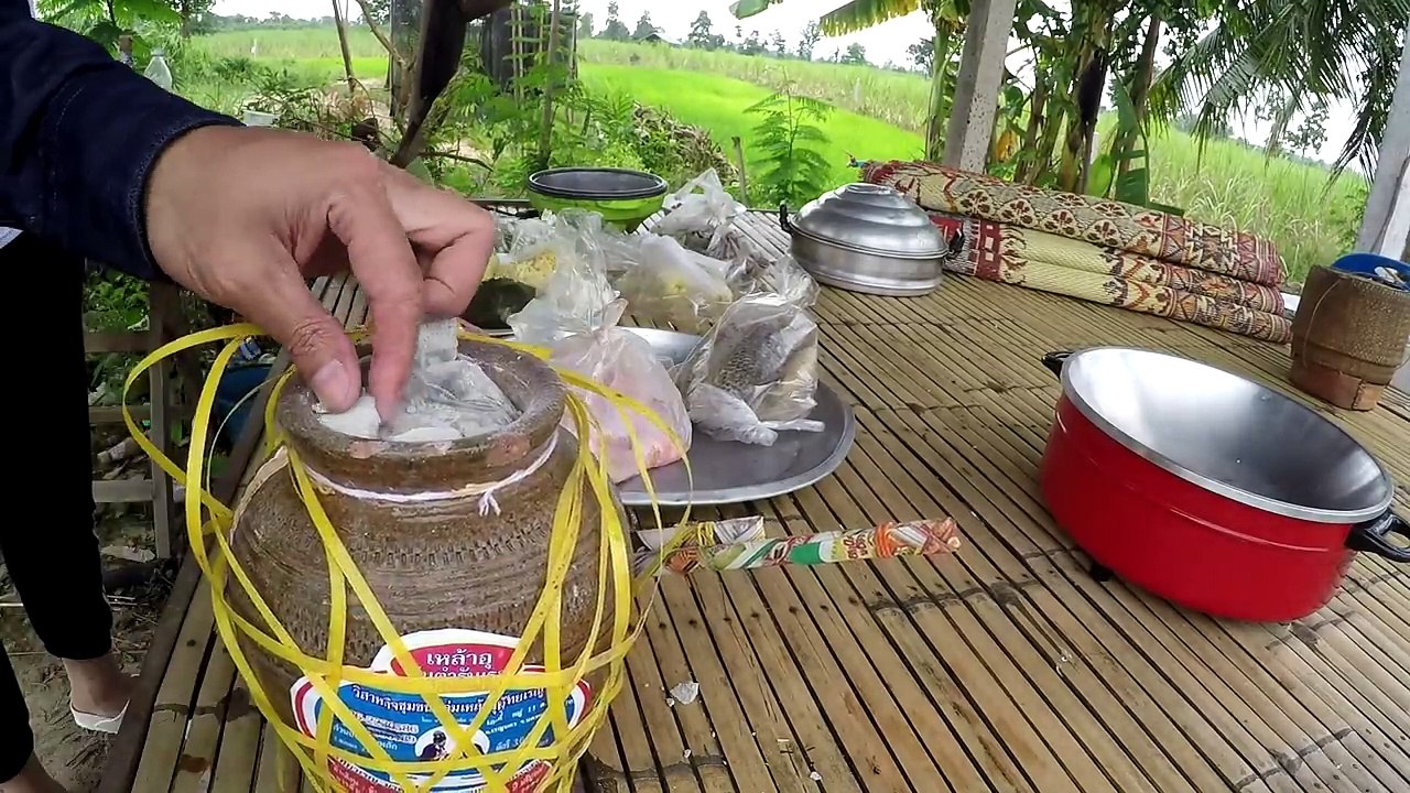 ชิมเหล้าอุเหล้าไห หมกหน่อไม้ใส่หมูสามชั้น ป่นเห็ดไค ปิ้งปลาแดก #ดูดอุร้อยไห ไม่คลายหนาวได้หรอกหนา