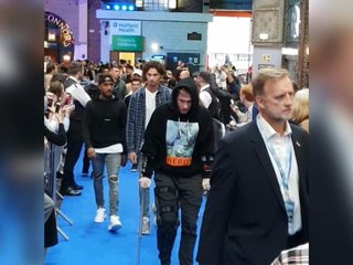 De Bruyne on crutches at Manchester City 'All or Nothing' premiere