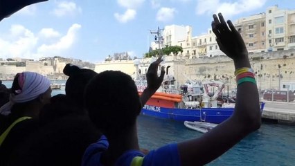 Nave Aquarius sbarca a Malta i 141 migranti soccorsi cinque giorni fa
