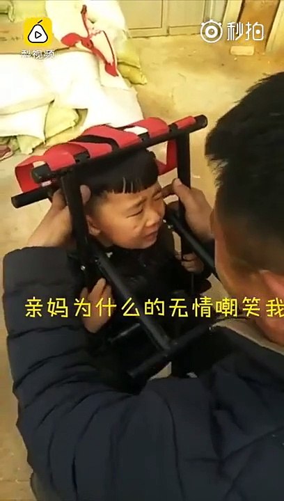 Cette maman a un fou-rire alors que son fils a la tête coincée dans un tabouret