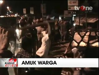 Tabrak 2  Motor, Sebuah Mobil Hancur Diamuk Massa