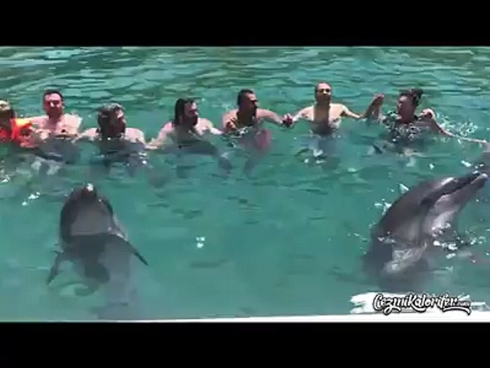 Yunusların Vatandaşlarla Horon Oynaması