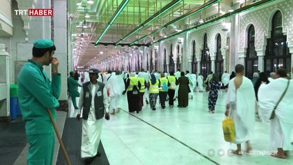 Kabe'nin hizmetkarları gece gündüz çalışıyor