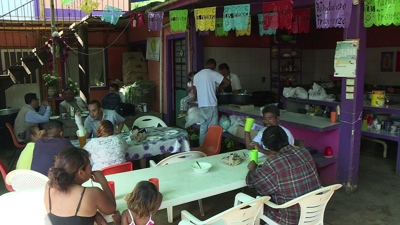 “Las Patronas” de los migrantes  que viajan sobre "La Bestia"