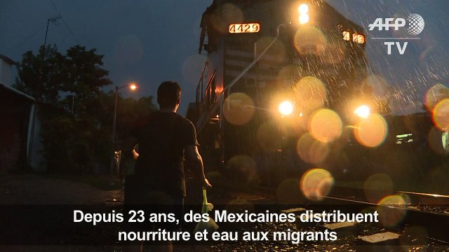 Des mexicaines nourrissent des migrants qui fuient sur La Bête