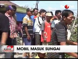 Tak Direm Tangan, Mobil Ini Tercebur ke Sungai