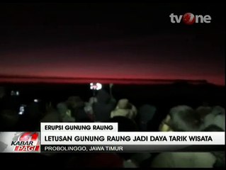 Ribuan Wisatawan Abadikan Erupsi Gunung Raung saat Matahari Terbit