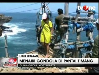 Uji Nyali Naik Gondola di Pantai Timang