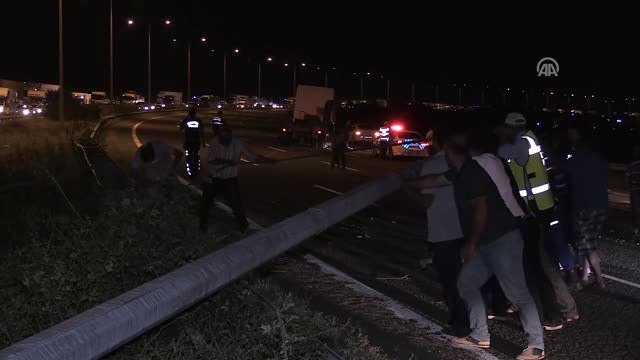 Çevre Yoluna Devrilen Elektrik Direği Sürücüleri Korkuttu
