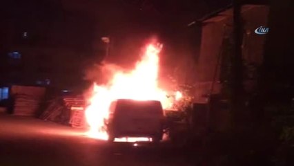 Ümraniye'de Park Halindeki Araç Alev Alev Böyle Yandı