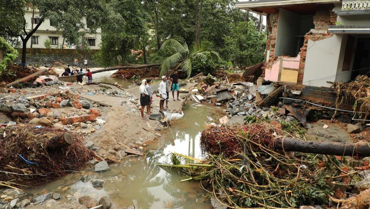 പത്തനംതിട്ടയിൽ ഒറ്റപെട്ടത്‌ ആയിരക്കണക്കിന് പേർ| Oneindia Malayalam
